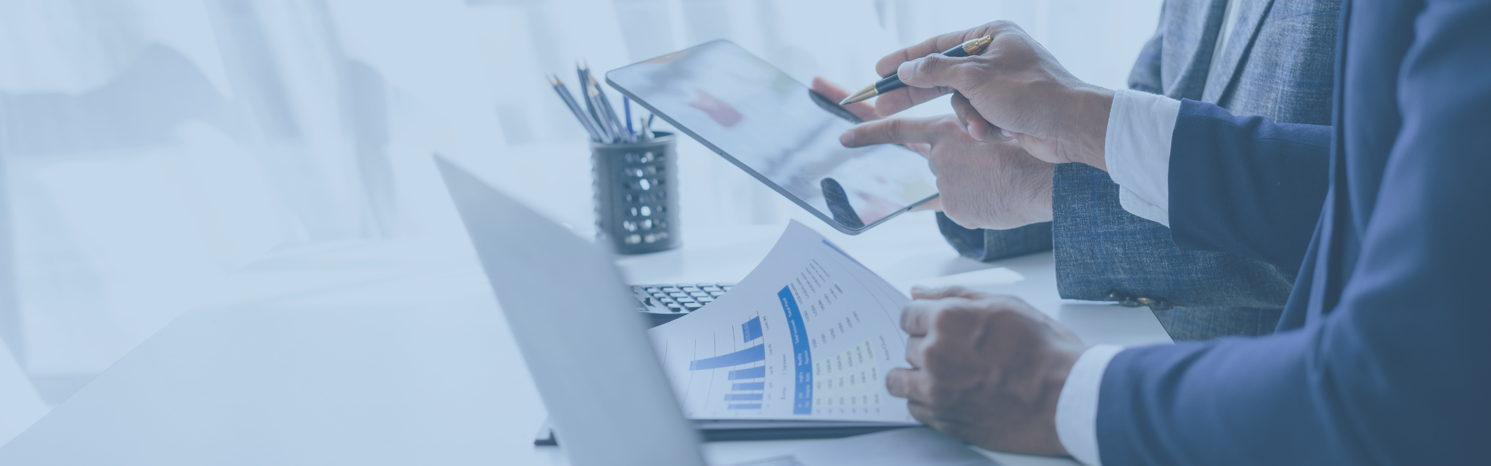 Analyse von Finanzkennzahlen auf Tablet und Laptop w&auml;hrend einer Beratung bei einer Steuerberatungs- und Wirtschaftspr&uuml;fungskanzlei in K&ouml;ln und Remscheid.